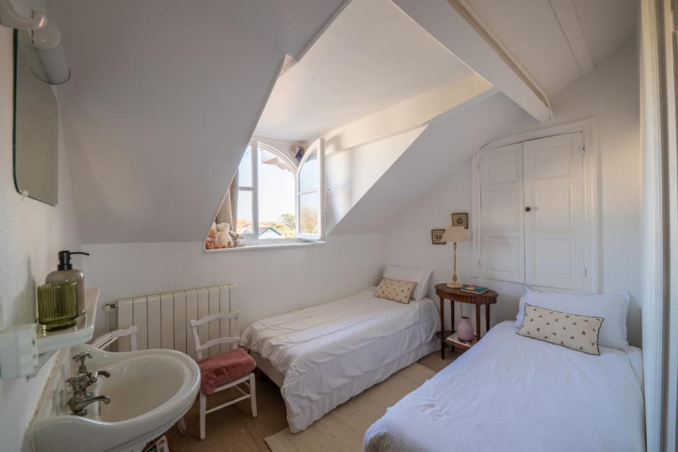 Bed, Bathroom, Photo of the whole room, Bedroom, towels
