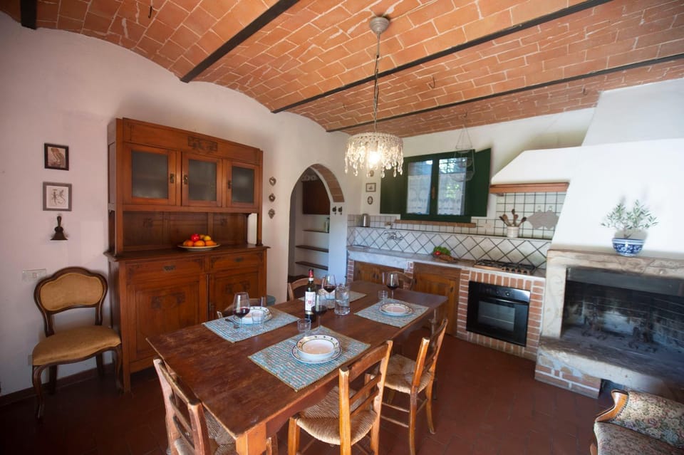 Kitchen or kitchenette, Dining area, stove