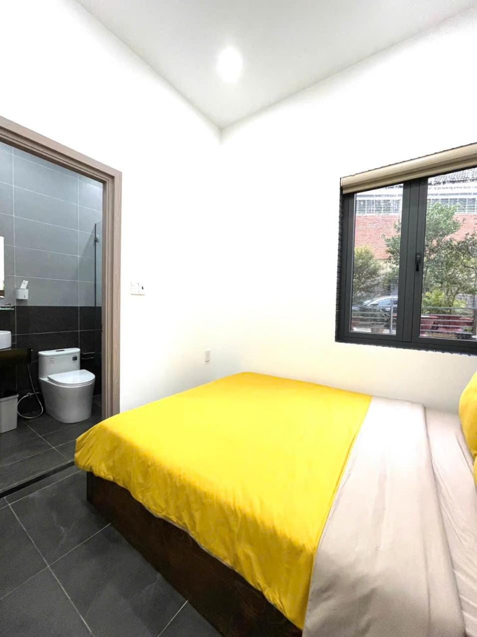 Toilet, Bed
