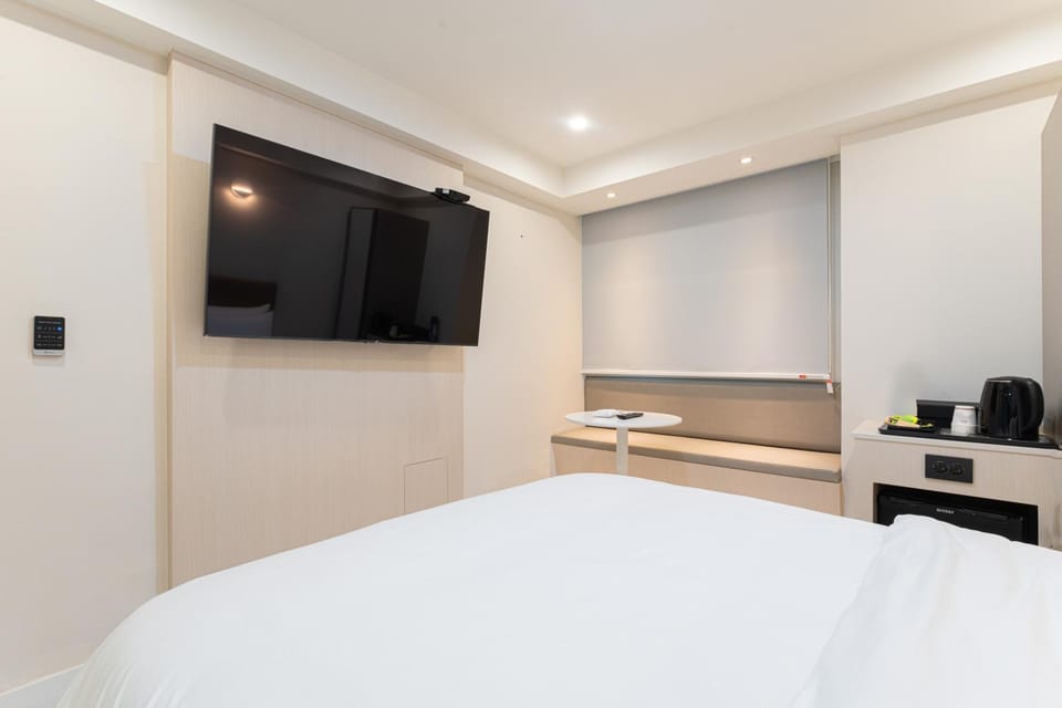 Bed, TV and multimedia, Photo of the whole room, Bedroom
