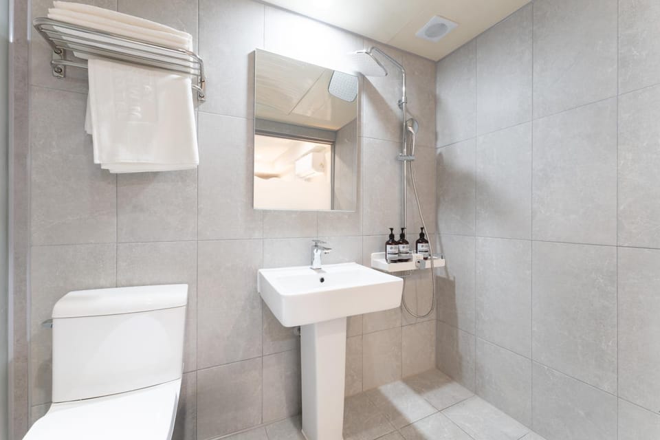 Shower, Toilet, Bathroom, towels