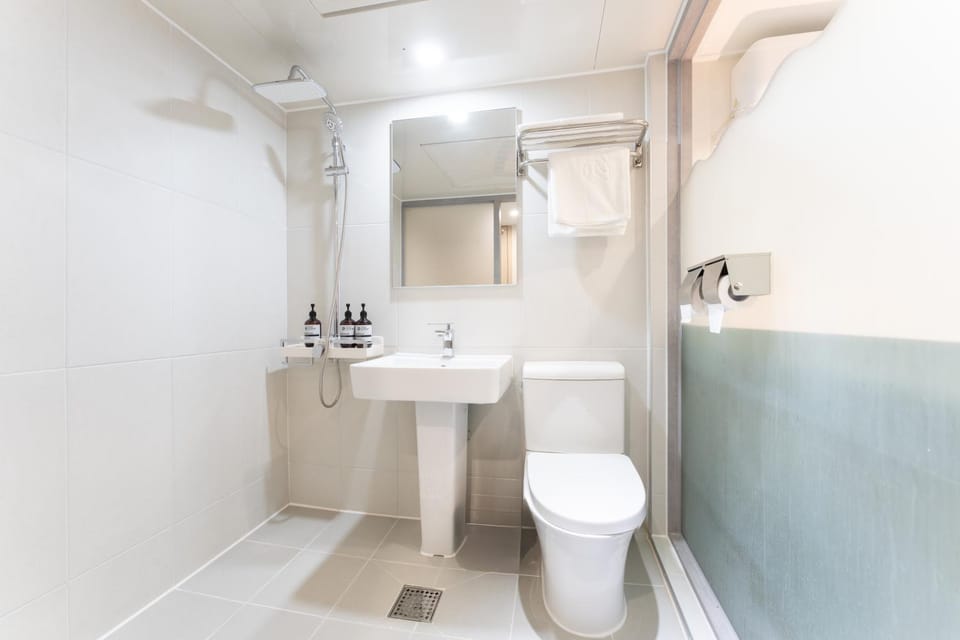 Shower, Toilet, Bathroom, towels