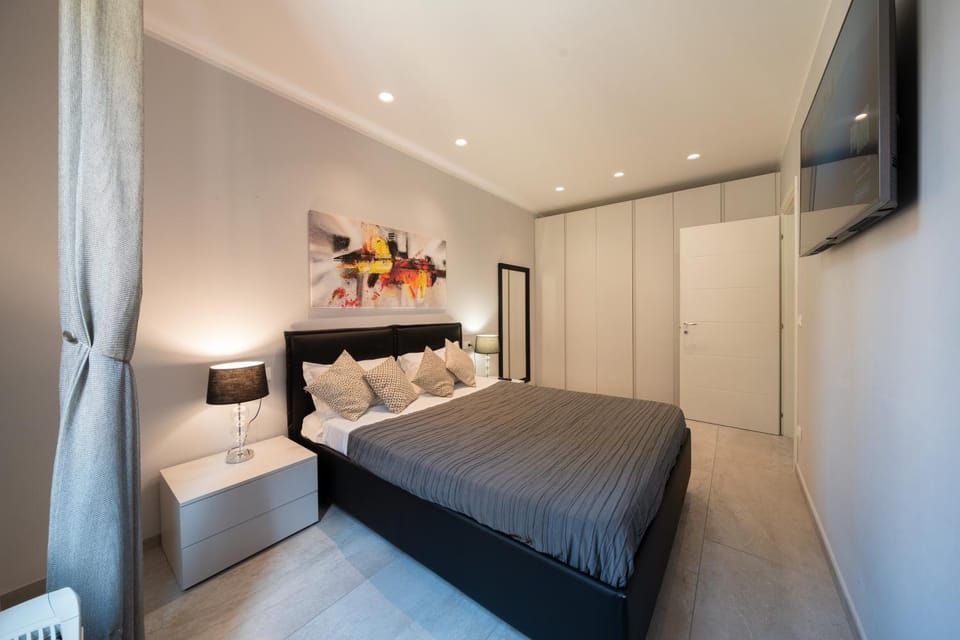 Bed, TV and multimedia, Bedroom