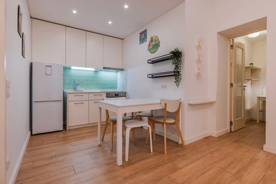 Kitchen or kitchenette, Dining area, oven, stove