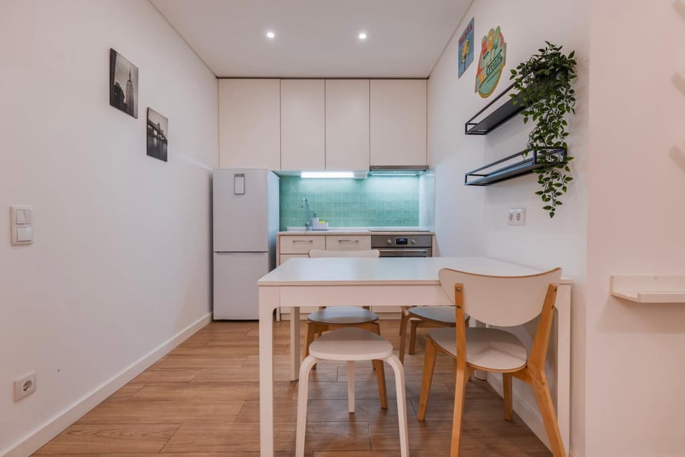 Kitchen or kitchenette, Dining area, oven