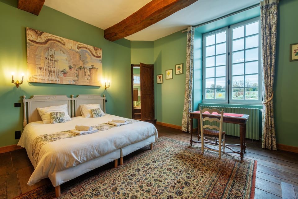 Photo of the whole room, Bedroom