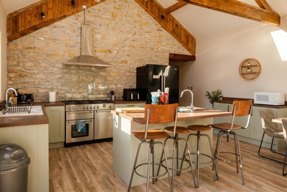 Lynwood Barn - Barn Conversion in Midsomer Norton, Parking & Dog Friendly House in Mendip District