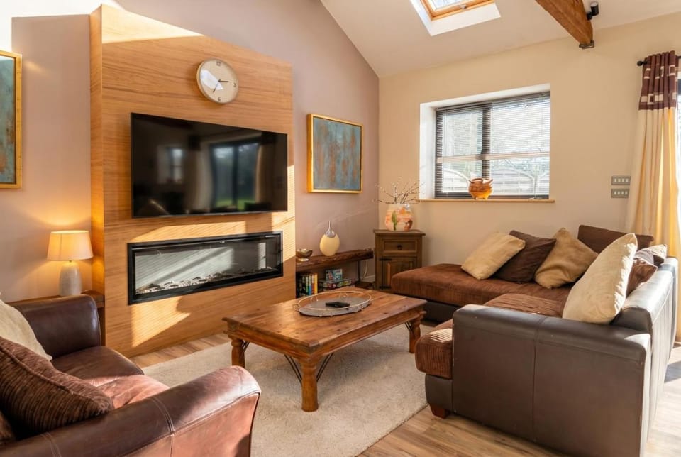 Lynwood Barn - Barn Conversion in Midsomer Norton, Parking & Dog Friendly House in Mendip District