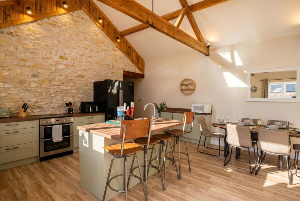 Lynwood Barn - Barn Conversion in Midsomer Norton, Parking & Dog Friendly House in Mendip District