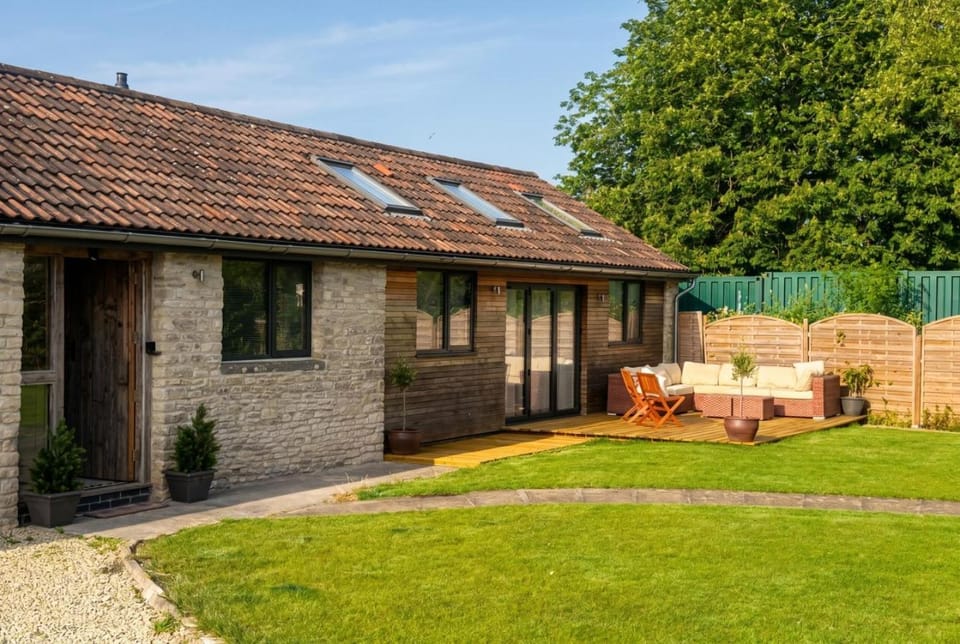 Lynwood Barn - Barn Conversion in Midsomer Norton, Parking & Dog Friendly House in Mendip District