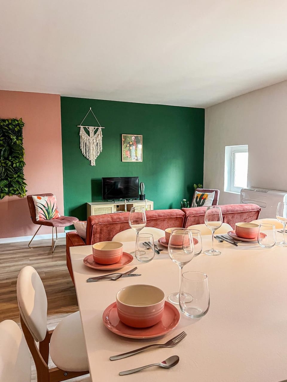 Communal lounge/ TV room, TV and multimedia, Living room, Seating area, Dining area, Evening entertainment
