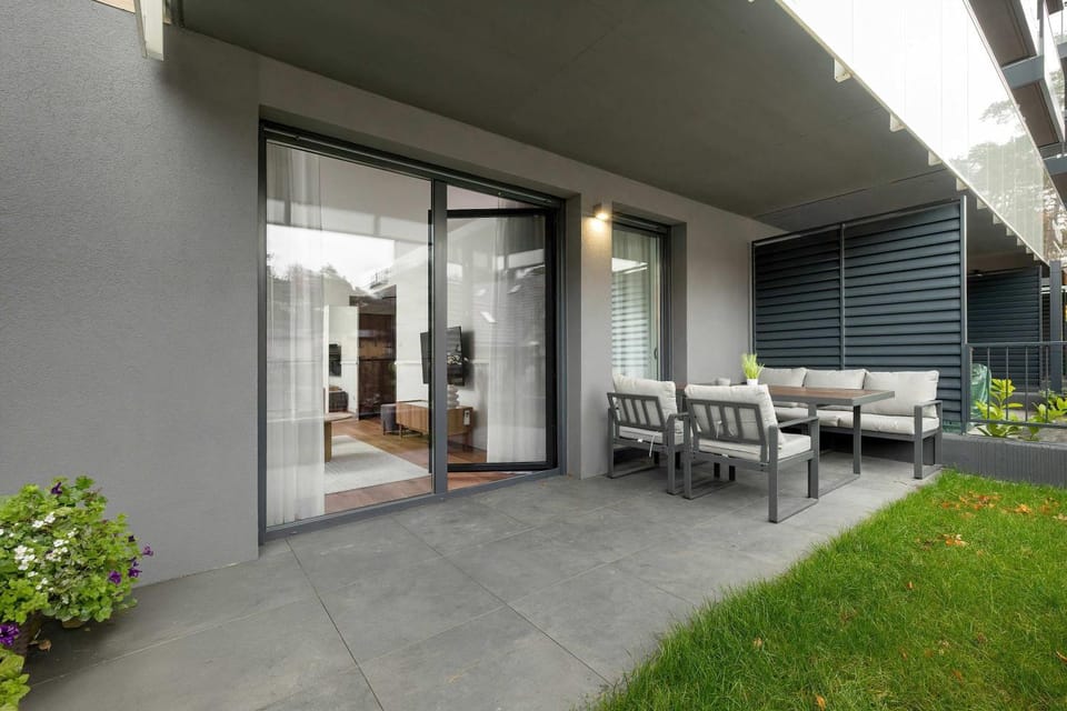 Property building, Day, Balcony/Terrace, Living room, Seating area, Garden view