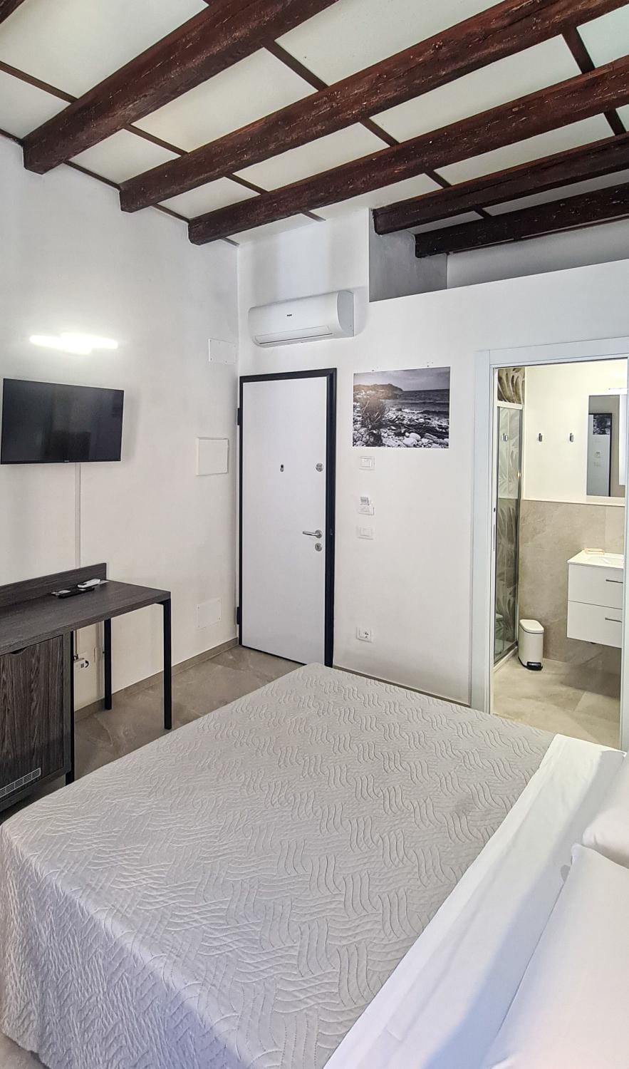 Bed, TV and multimedia, Photo of the whole room, Bedroom, air conditioner