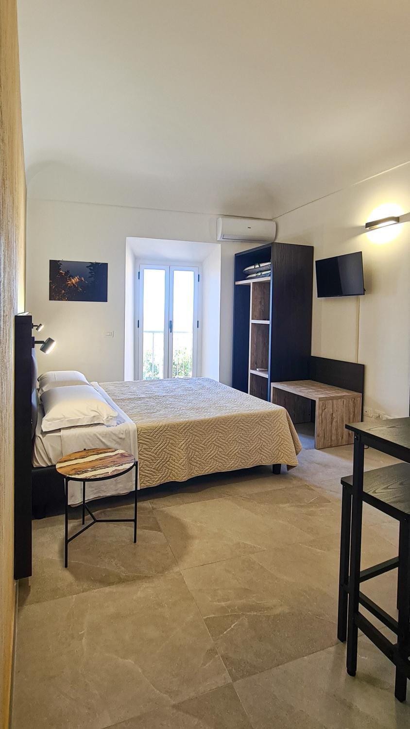 Bed, TV and multimedia, Photo of the whole room, Bedroom