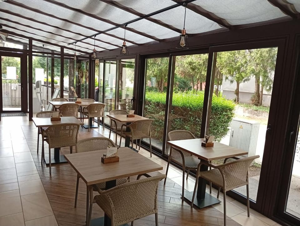 Restaurant/places to eat, Banquet/Function facilities