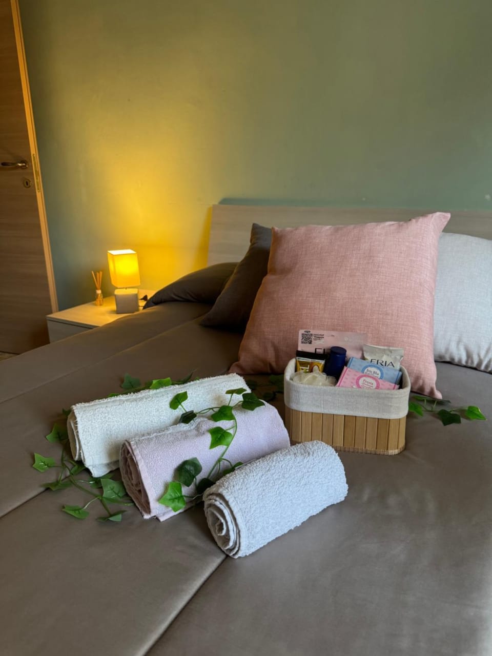 Bed, Bedroom, towels