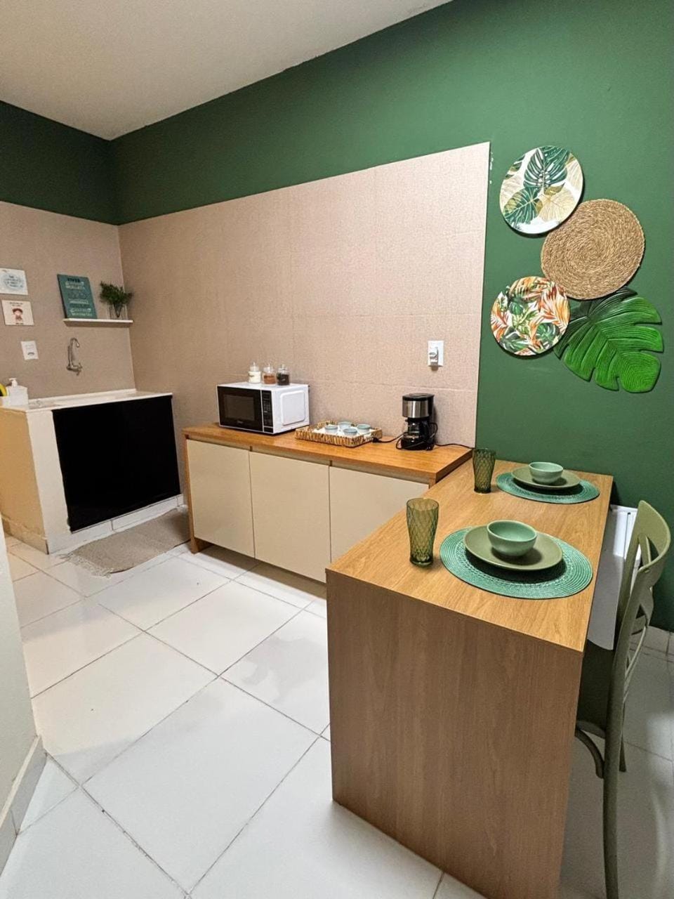 Coffee/tea facilities, Kitchen or kitchenette, Dining area, minibar