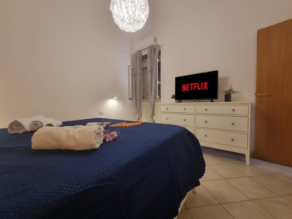 Bed, TV and multimedia, Photo of the whole room, Bedroom