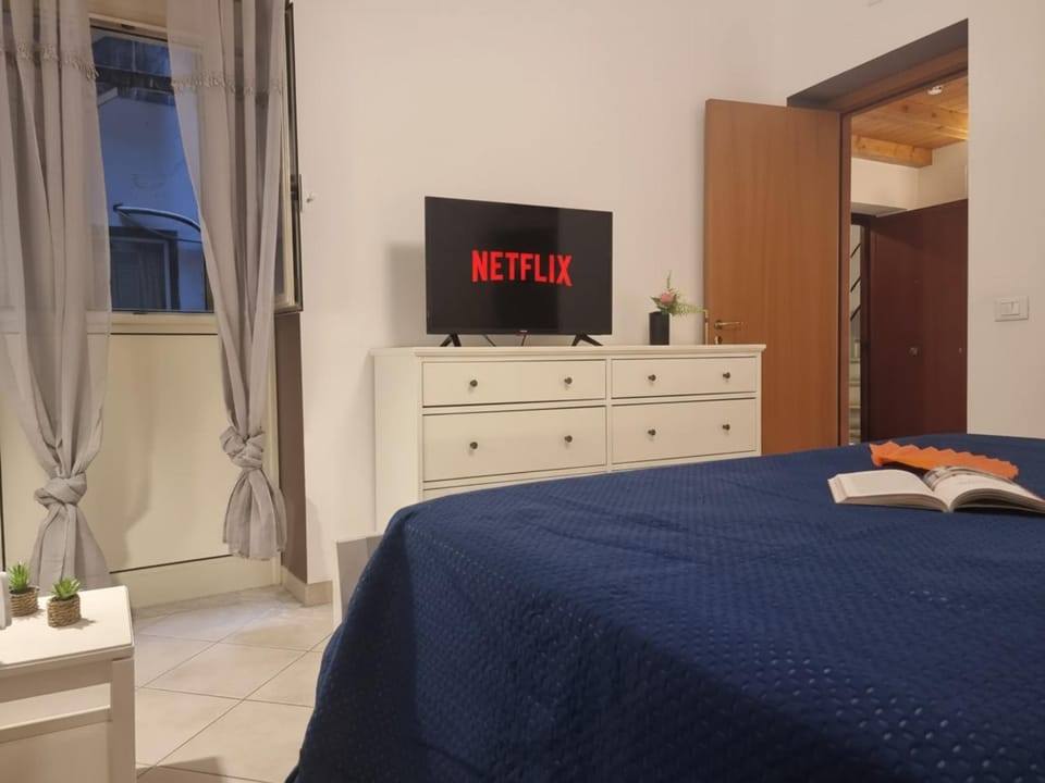 Bed, TV and multimedia, Photo of the whole room, Bedroom