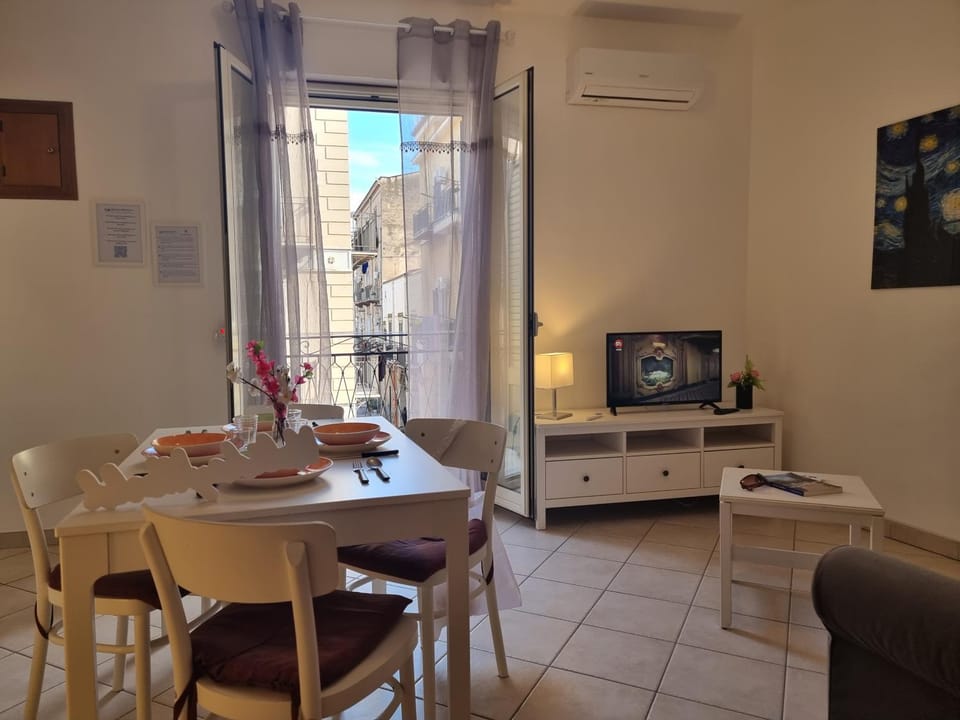 TV and multimedia, Living room, Dining area