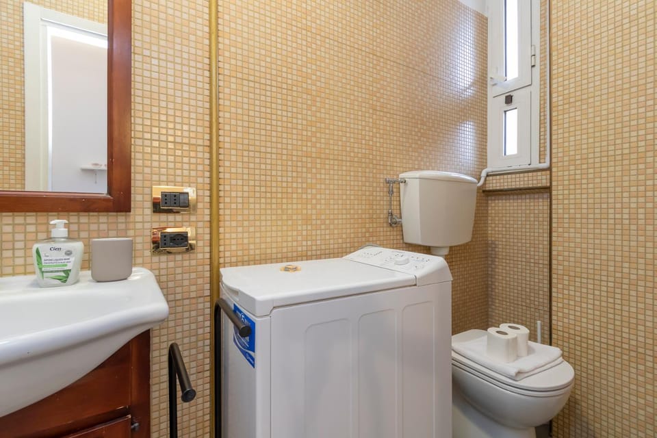 Shower, Toilet, Bathroom, towels, washing machine