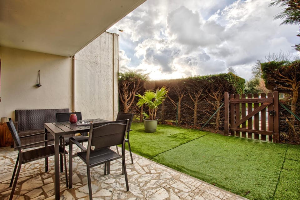Spring, Day, Garden, Seating area, Dining area, Garden view