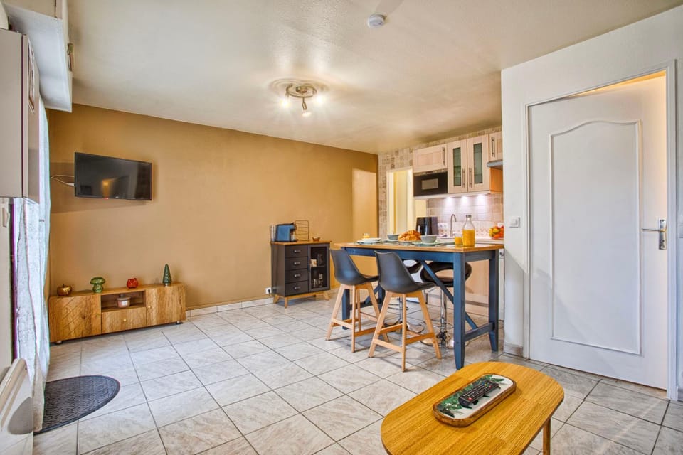 TV and multimedia, Kitchen or kitchenette, Living room, Seating area, Dining area