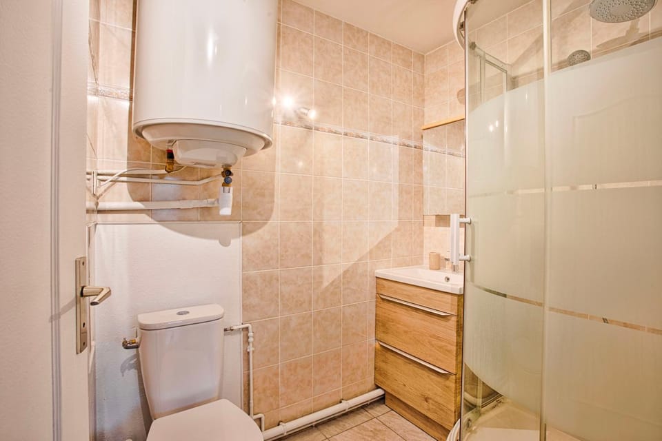 Shower, Toilet, Bathroom