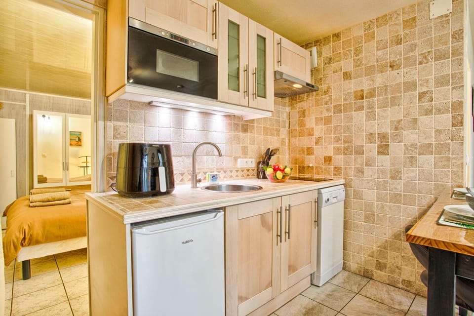 Coffee/tea facilities, Kitchen or kitchenette, dishwasher, stove