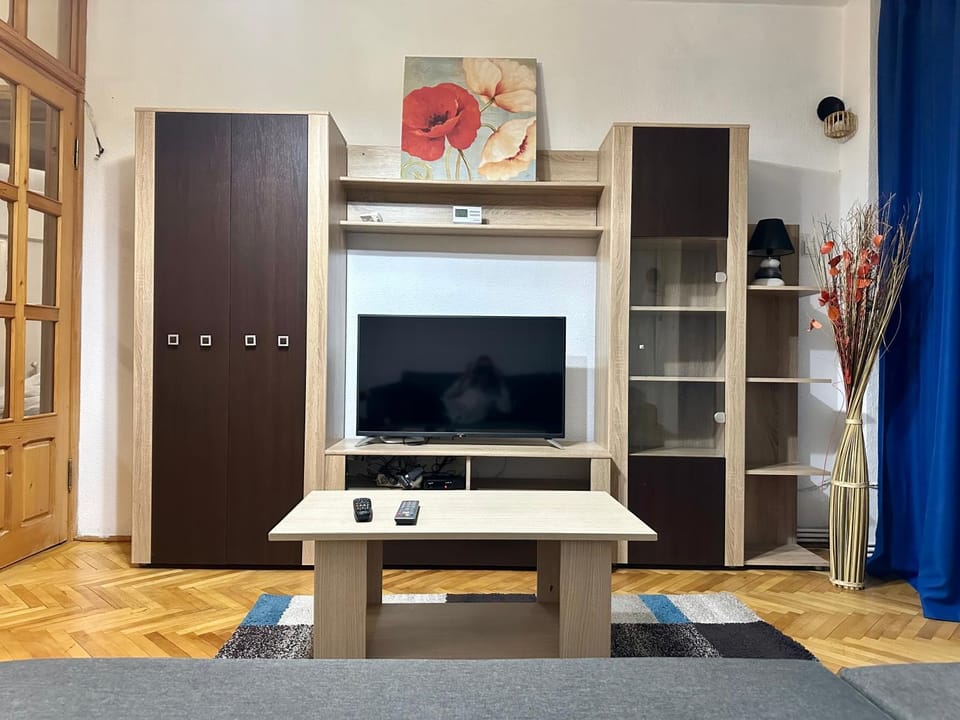 SIR Central Apartament, 550 m Christmas Market Apartment in Craiova
