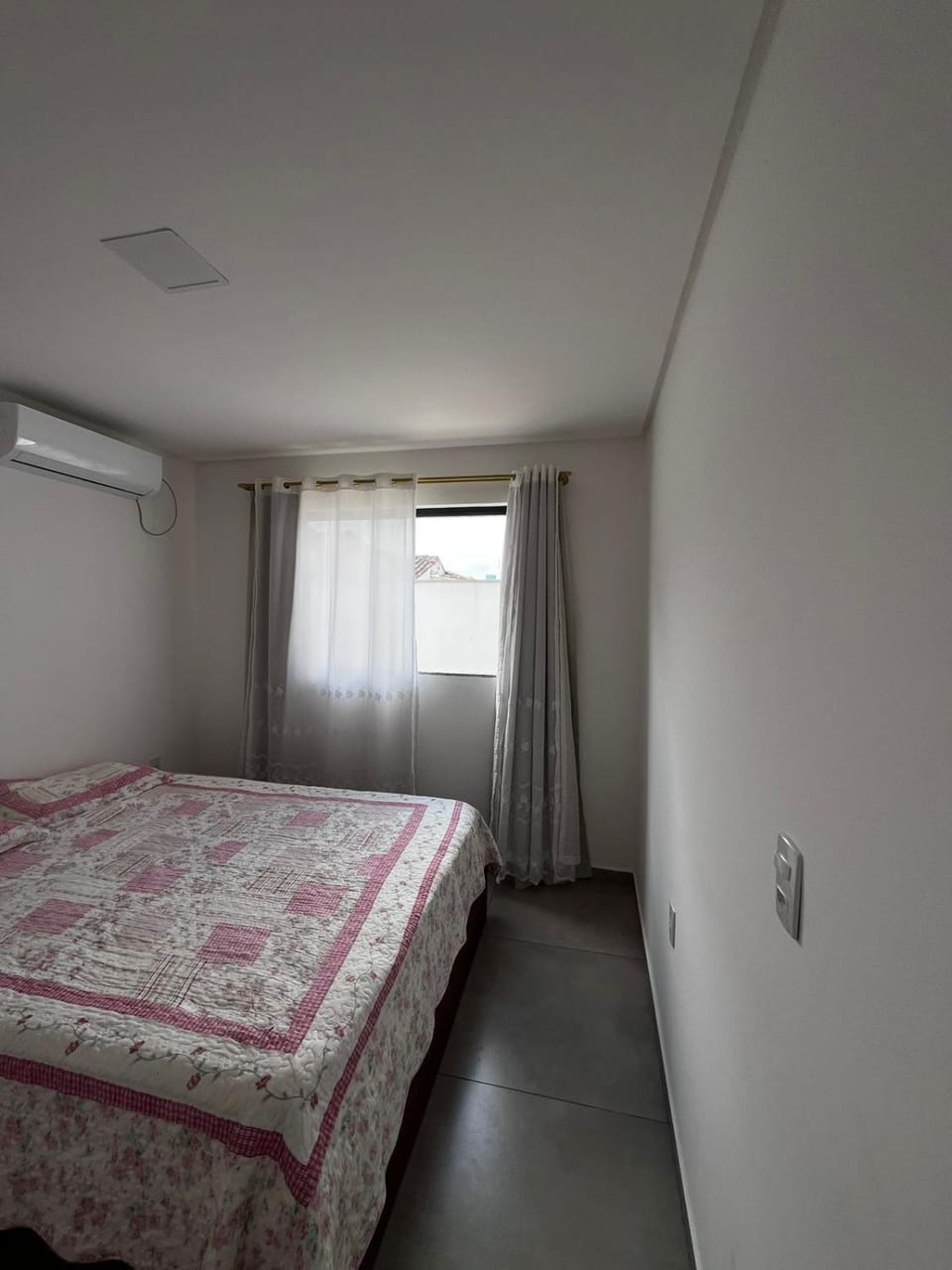 Bed, Bedroom, air conditioner