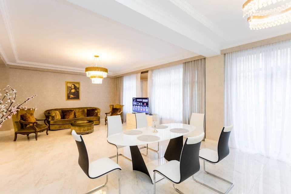 TV and multimedia, Living room, Seating area, Dining area