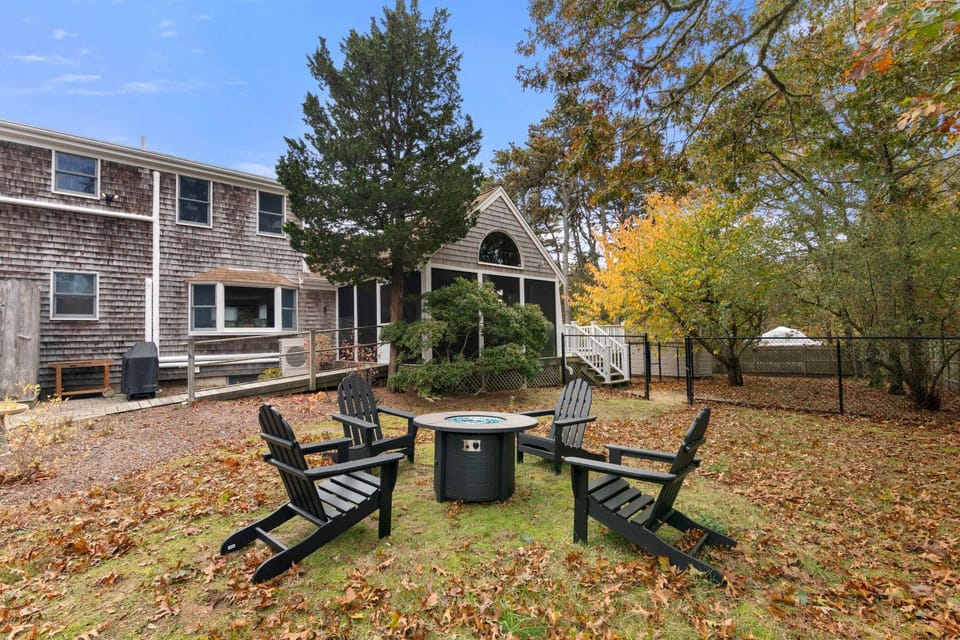 Game Room Firepit Mins to Beaches House in North Eastham