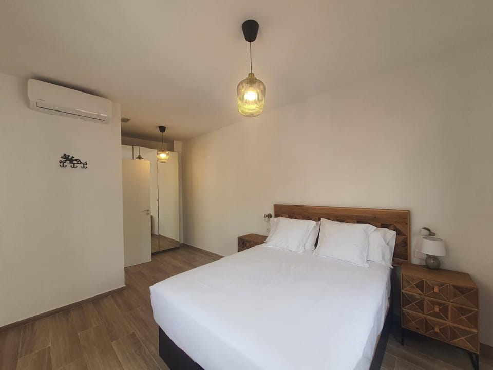 Bedroom, air conditioner