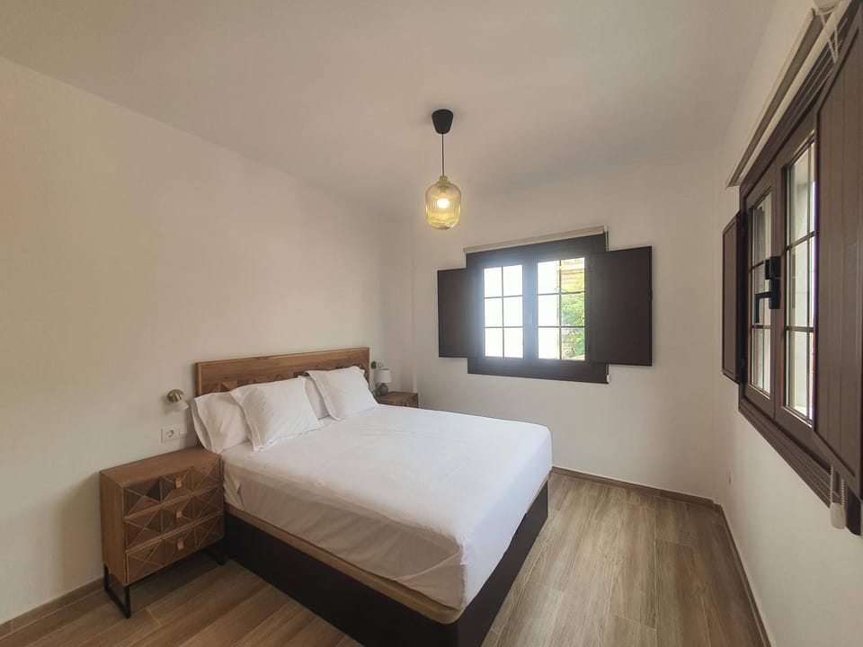 Photo of the whole room, Bedroom