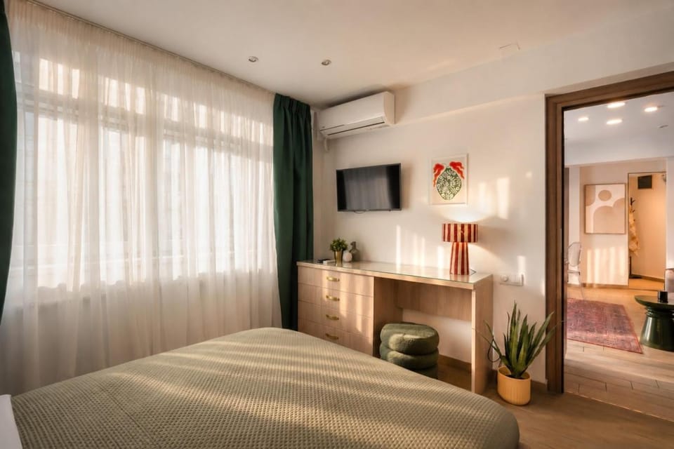 Bed, TV and multimedia, Decorative detail, Bedroom, air conditioner