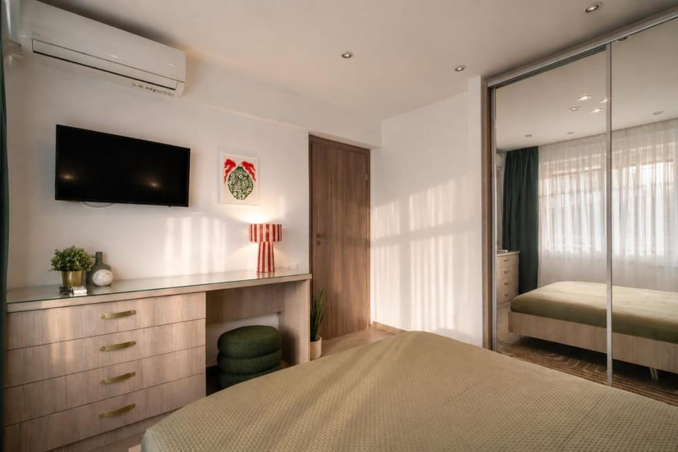 Bed, TV and multimedia, Decorative detail, Bedroom, wardrobe, air conditioner