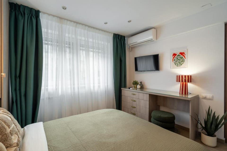 Bed, TV and multimedia, Decorative detail, Bedroom, air conditioner