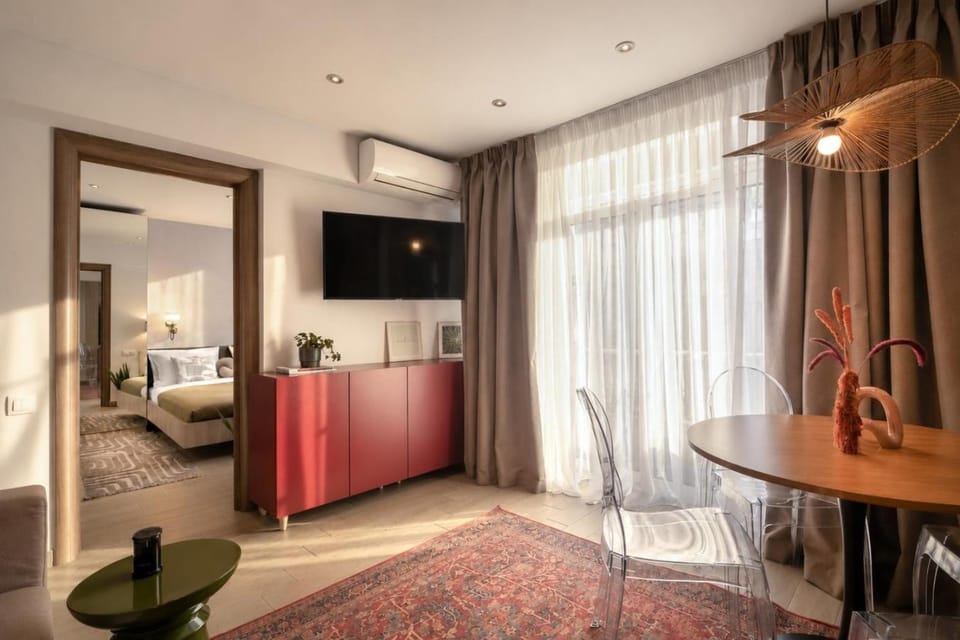 Bed, TV and multimedia, Living room, Decorative detail, Dining area, air conditioner