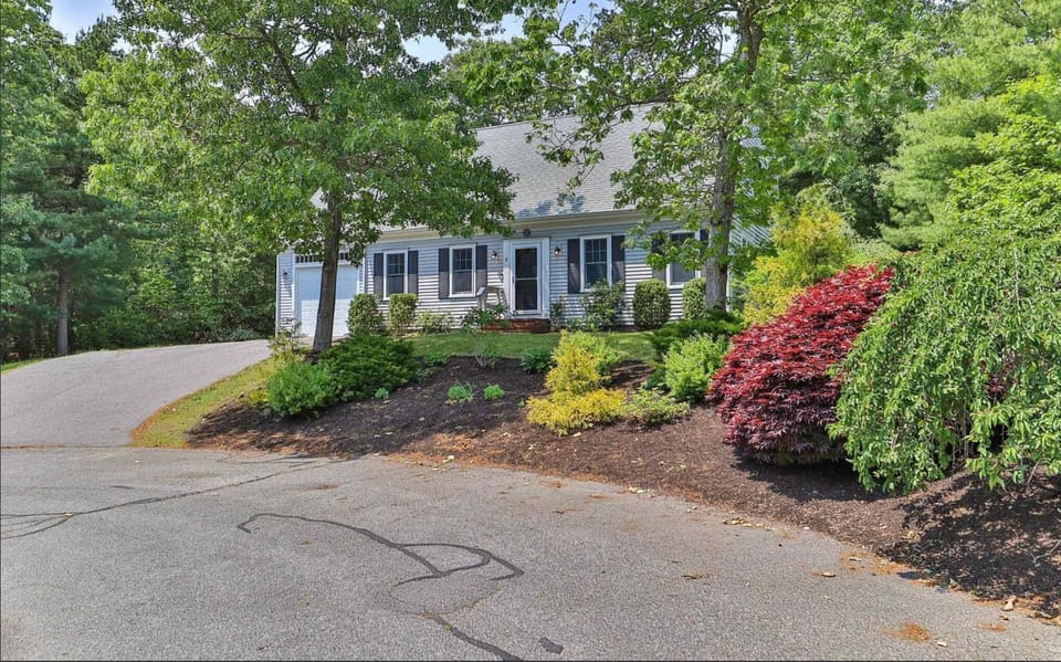 1 Mile to Red River Beach Game Room Central AC House in Harwich