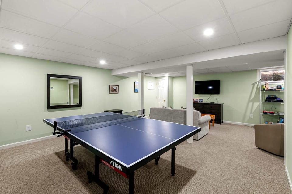 1 Mile to Red River Beach Game Room Central AC House in Harwich