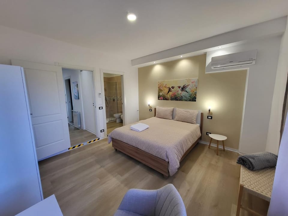Bed, Bathroom, TV and multimedia, Seating area, wardrobe, air conditioner
