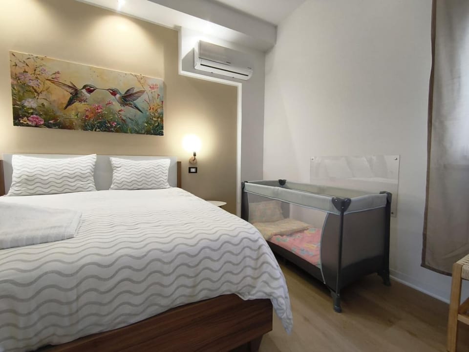 Bedroom, cot