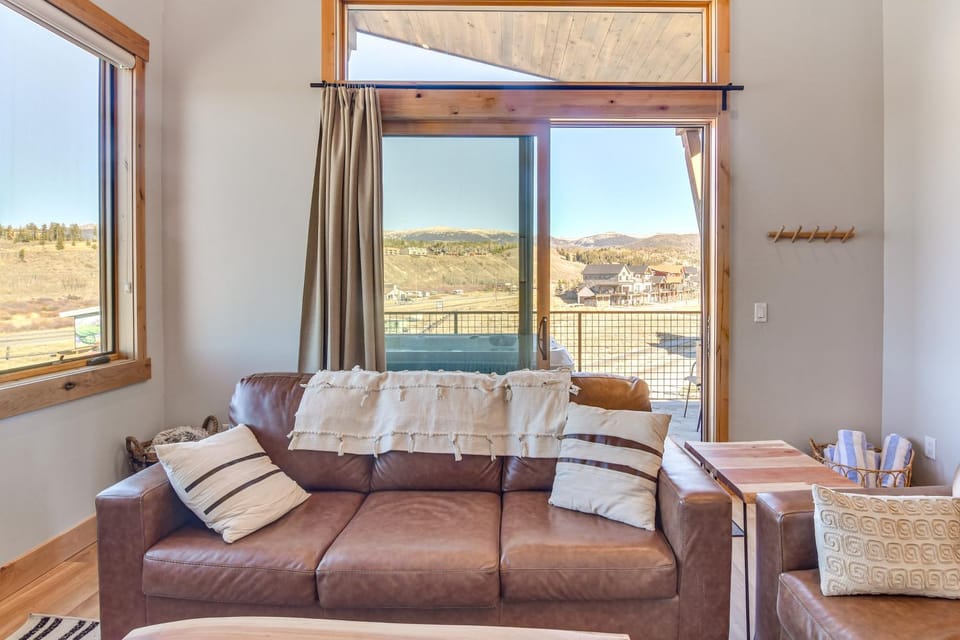 5 Mi to Winter Park Skiing & Dtwn: Mtn-View Condo House in Fraser