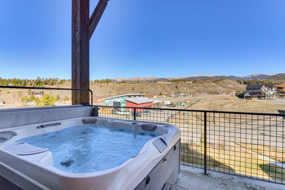 5 Mi to Winter Park Skiing & Dtwn: Mtn-View Condo House in Fraser