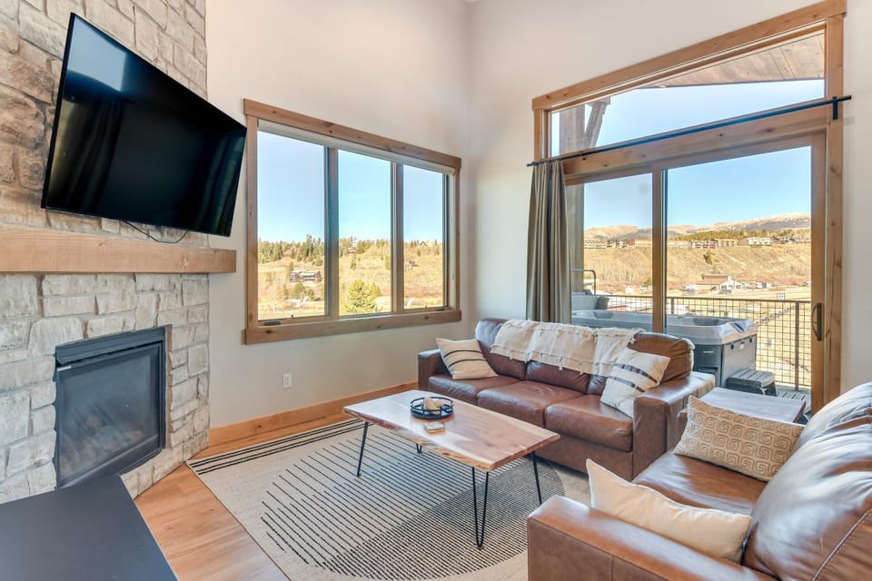 5 Mi to Winter Park Skiing & Dtwn: Mtn-View Condo House in Fraser