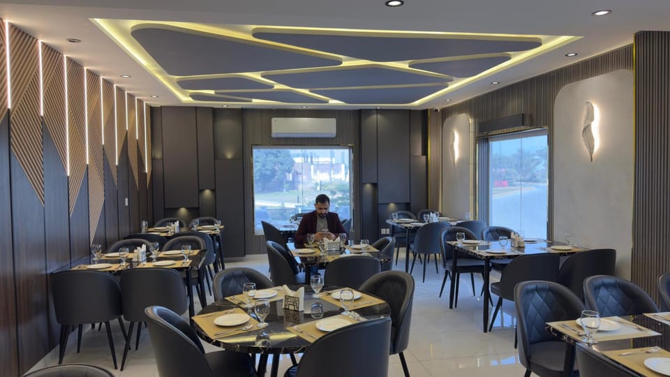 Restaurant/places to eat, Restaurant/places to eat, Food and drinks, Seating area, Food