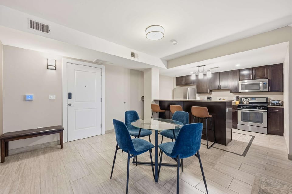 Kitchen or kitchenette, Seating area, Dining area, dishwasher, minibar, oven, stove, toaster