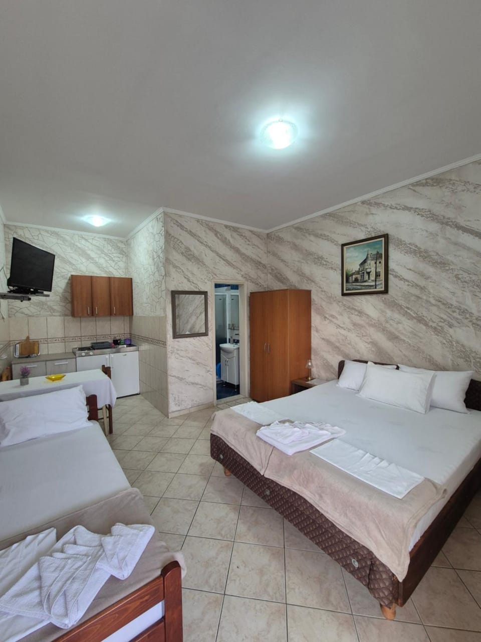 Bed, Photo of the whole room, towels