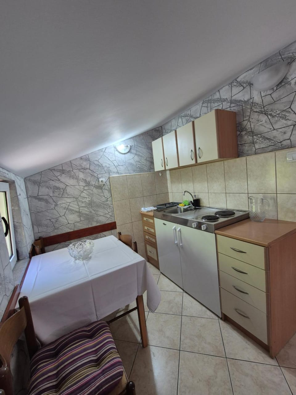 Kitchen or kitchenette, Dining area